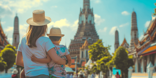 Familie mit Blick auf den Wat Pho, Bangkok