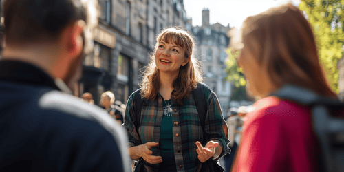 Weiblicher City Guide auf einer Stadtführung in Edinburgh