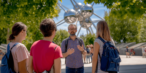 Tourguide mit Touristen vor dem Atomium in Brüssel